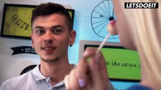 “Slutty tramp gets her nasty cock🌭 fix courtesy of horny🥵 hotel desk Jock“