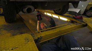 Mariskax Lindy's wet vagina🌮️ swallows the repairman's cock🍆 for a free tune-up