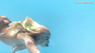 Submerging her loins, Lisi Kitty underwaterly bangs the producer to oblivion