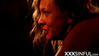 Intimate Pair Engages In Slow Kissing Then Sensual淫性 Encounter