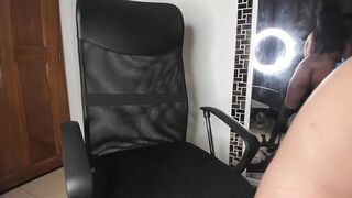 teen deja la camara enccendida mientras se masturba