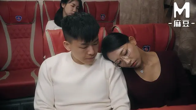 ModelMedia Asia - Repressing sounds while savoring the thrill of secret sex on the bus