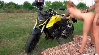 It's a juicy treat when a milf sucks off a phat dong at an outdoor picnic
